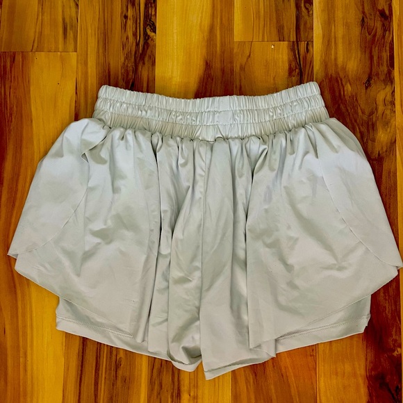 Trending running shorts - white - Small - breathable - flowy - Picture 1 of 3